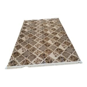 حافظة بديل سجاد بظهر دوتس مانع للانذلاق مقاس 175×280 سم . التصوير على الطبيعة