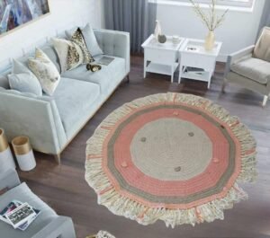 سجادة كروشية دائرية مقاس 120×120 سم صناعة يدوية 100% التصوير على الطبيعة . وزن المنتج 2 كيلو 250 جرام ، متعدد الالوان، مزيج من الصوف