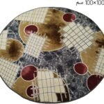 سجادة دائرية مصنعة بظهر جينز . مقاس 100×100 سم . التصوير على الطبيعة . (رمادى × بيج)