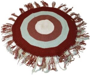 سجادة كروشية دائرية مقاس 120×120 سم صناعة يدوية 100% التصوير على الطبيعة . وزن المنتج 2 كيلو 250 جرام ، متعدد الالوان، مزيج من الصوف