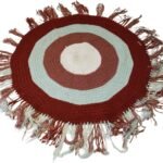 سجادة كروشية دائرية مقاس 120×120 سم صناعة يدوية 100% التصوير على الطبيعة . وزن المنتج 2 كيلو 250 جرام ، متعدد الالوان، مزيج من الصوف