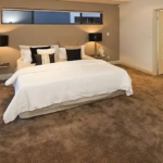 موكيت خفيف سادة عرض 2 متر ( عسلي ) فى اطوال متعددة . التصوير على الطبيعة . مقاس ( 200×1000 ) سم .